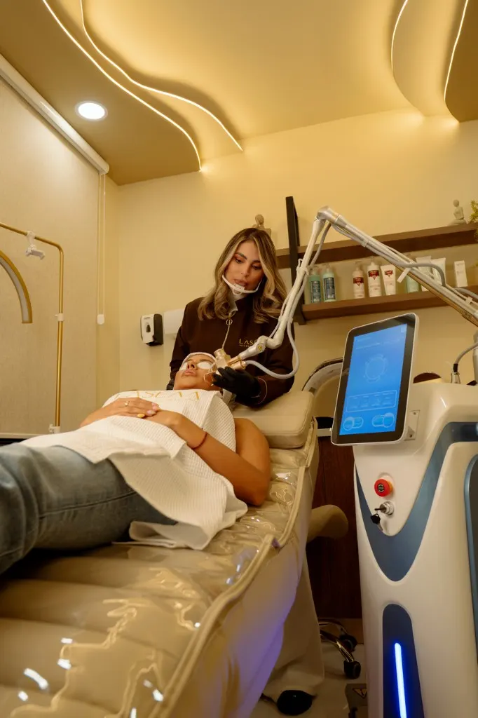 Cabina Laséaa con equipo láser y productos profesionales