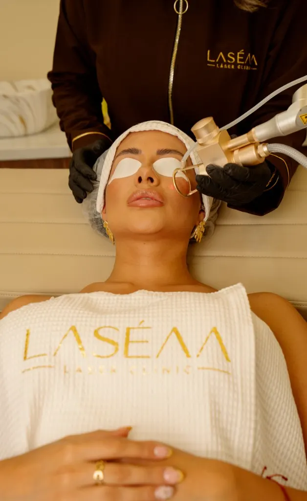 Aplicación de láser facial en Laser Clinic
