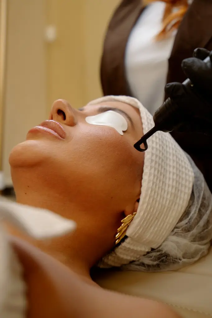 Protocolo facial Laséaa Glow en cabina, con equipo de estética sobre la piel