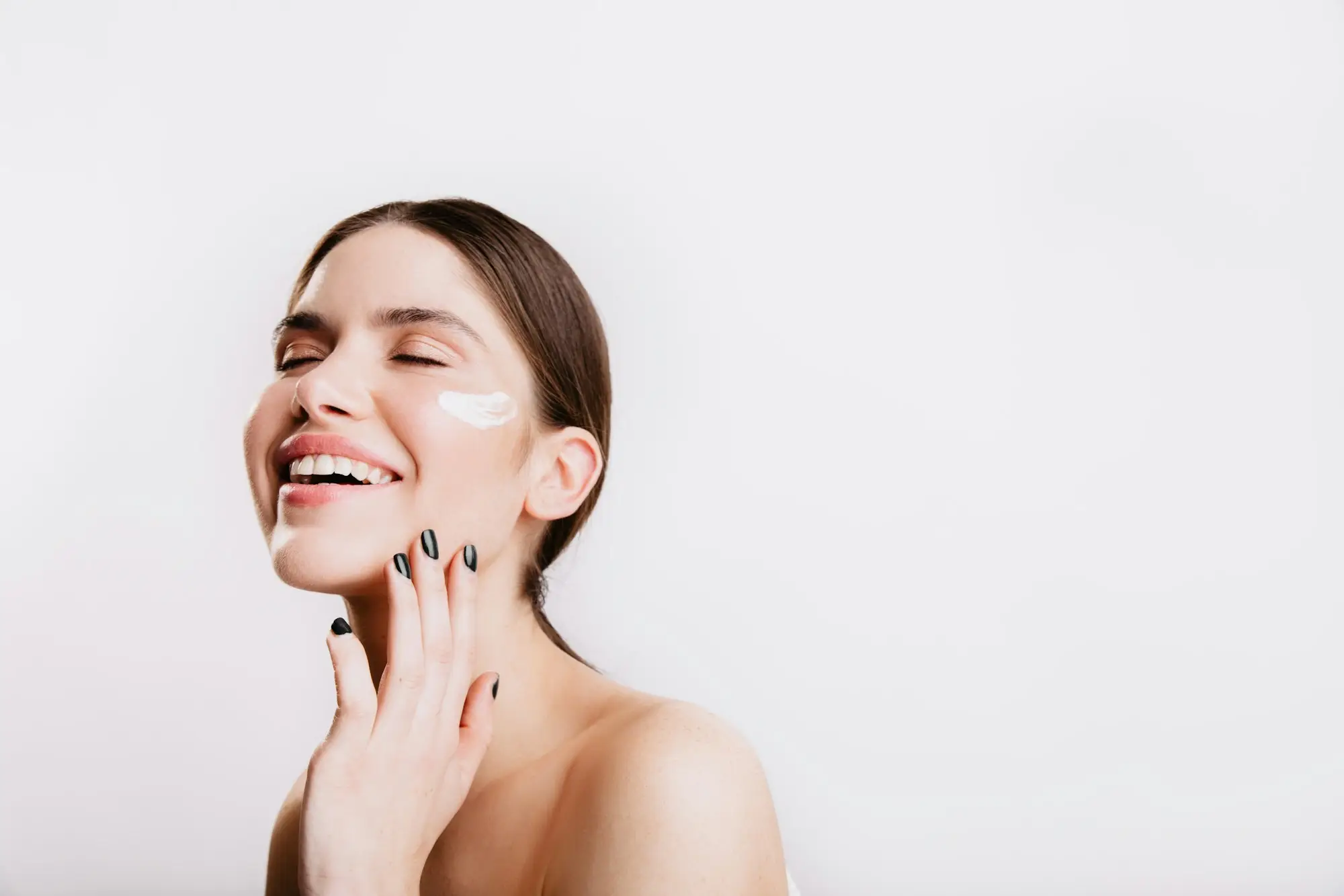 Mujer con la piel hidratada y luminosa tras un tratamiento facial
