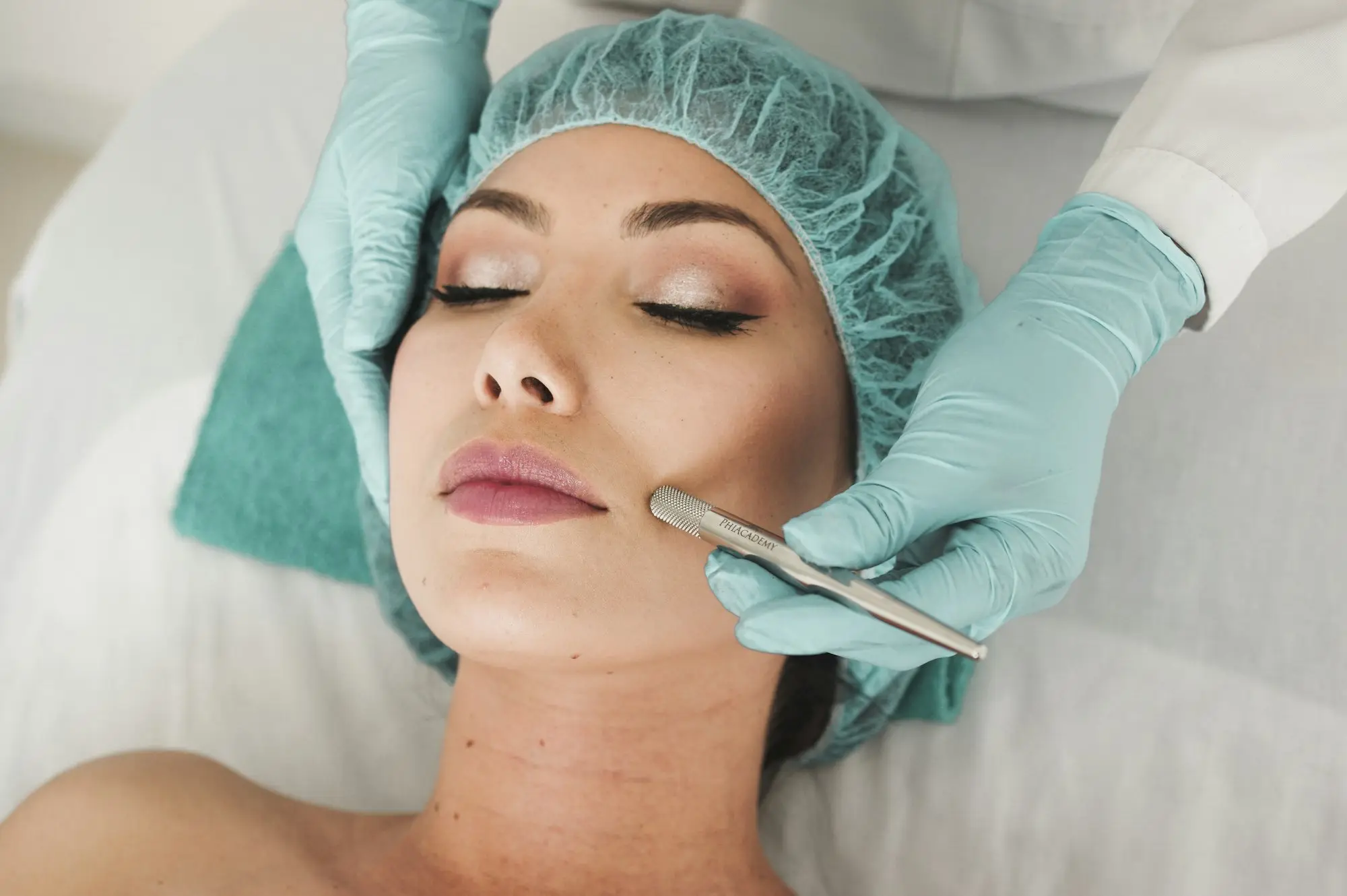 Paciente durante una sesión de tratamiento facial con láser
