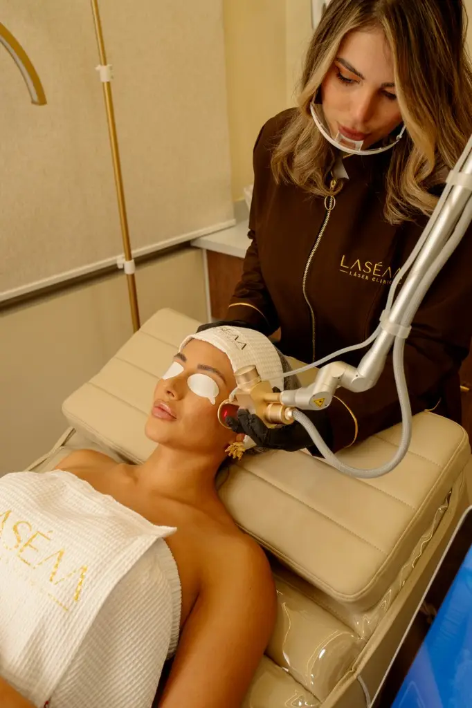 Protocolo Laséaa Royal con láser facial y branding Laséaa