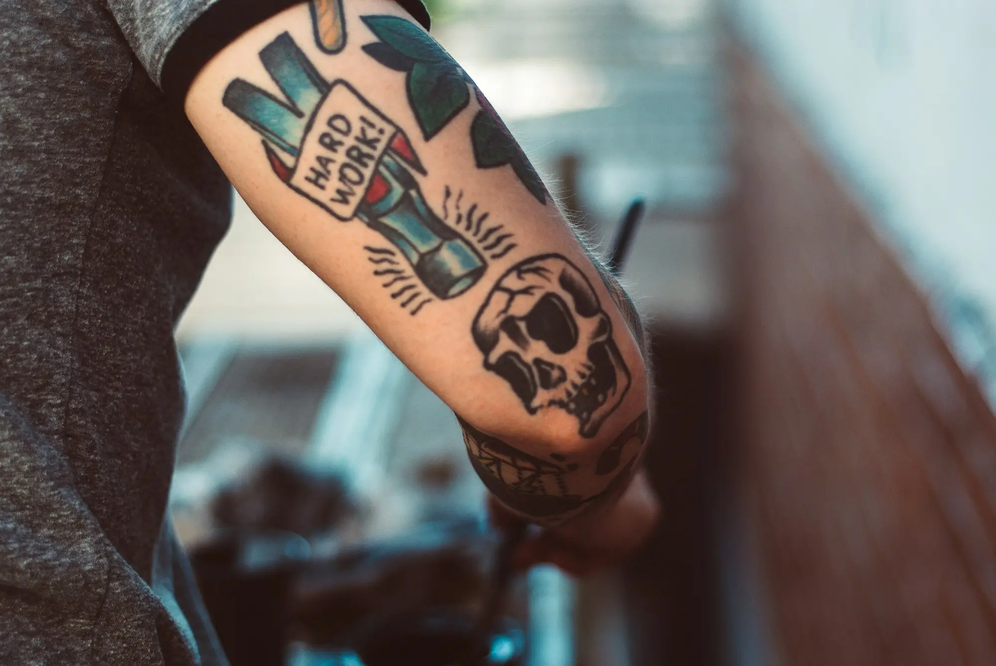 Brazo tatuado antes de un tratamiento de eliminación
